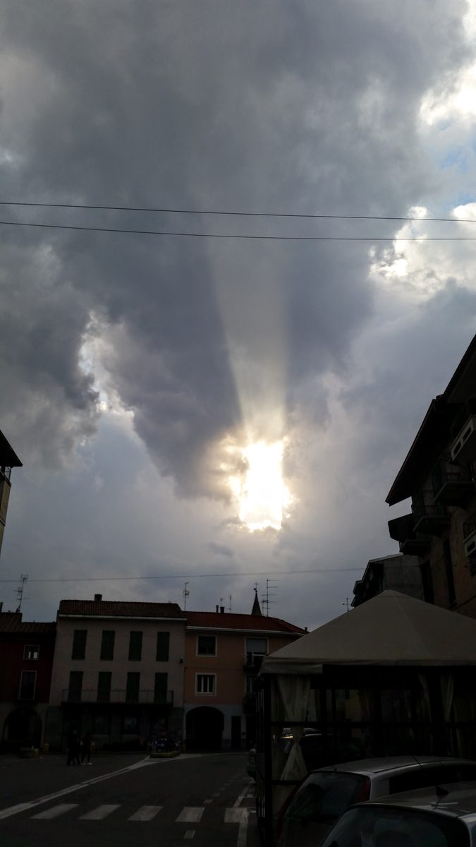 Fotografia del cielo di Roberto Spateri &mdash; Cameri (Novara), 26 aprile 2016.