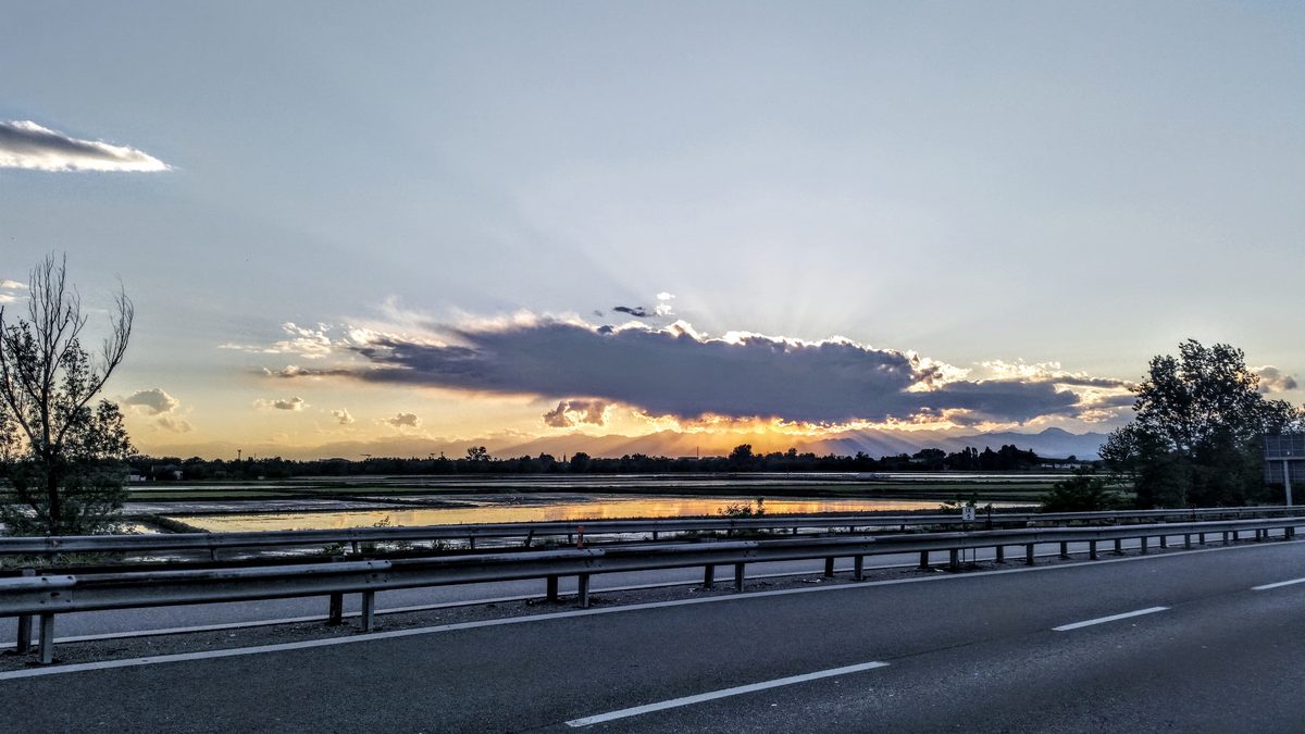 Fotografia del cielo di Roberto Spateri &mdash; Cameri (Novara), 15 maggio 2016.