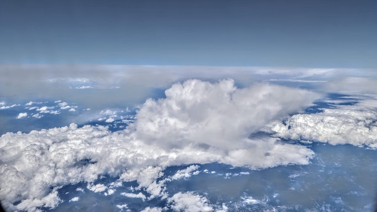 Fotografia del cielo di Roberto Spateri &mdash; In volo sul golfo di Genova, 4 settembre 2021.