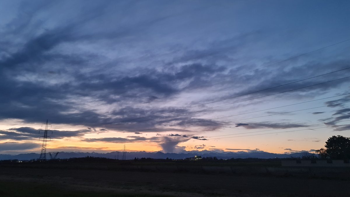 Fotografia del cielo di Roberto Spateri &mdash; Cameri (Novara), 1 aprile 2023.