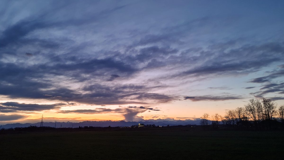 Fotografia del cielo di Roberto Spateri &mdash; Cameri (Novara), 1 aprile 2023.