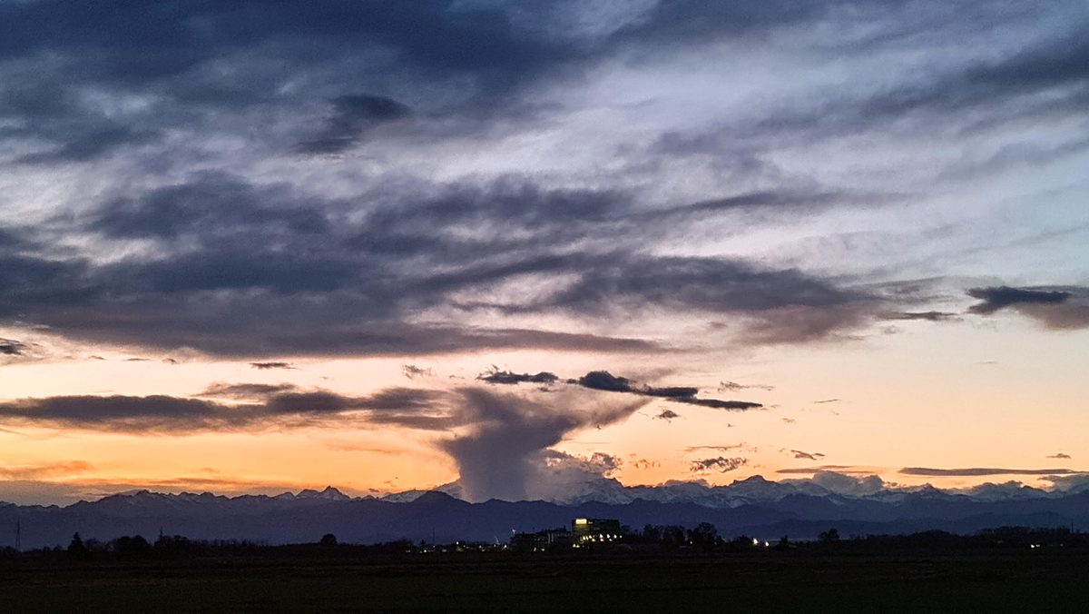 Fotografia del cielo di Roberto Spateri &mdash; Cameri (Novara), 1 aprile 2023.
