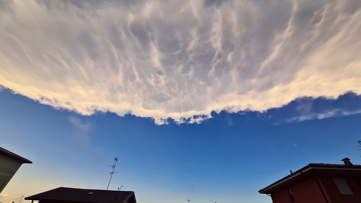 Fotografia del cielo di Roberto Spateri &mdash; Cameri (Novara), 21 luglio 2023.