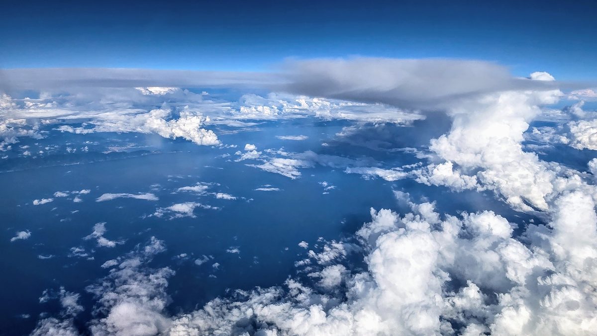 Fotografia del cielo di Roberto Spateri &mdash; In volo sul mar Ligure, 5 settembre 2024.