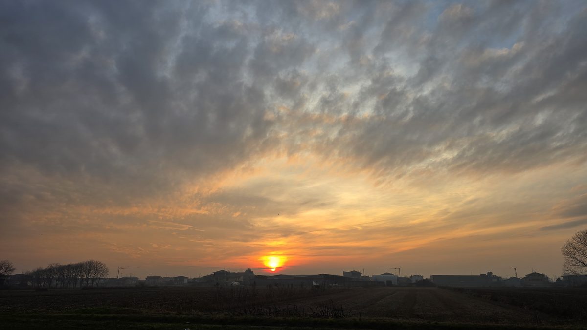 Fotografia del cielo di Roberto Spateri &mdash; Cameri (Novara), 2 gennaio 2025.