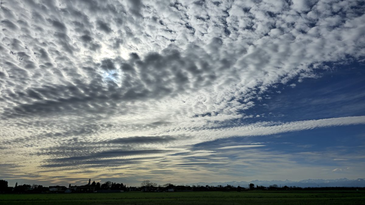 Fotografia del cielo di Roberto Spateri &mdash; Cameri (Novara), 30 marzo 2025.