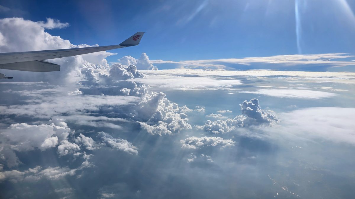 Fotografia del cielo di Roberto Spateri &mdash; In volo sulla Cina, 13 ottobre 2025.