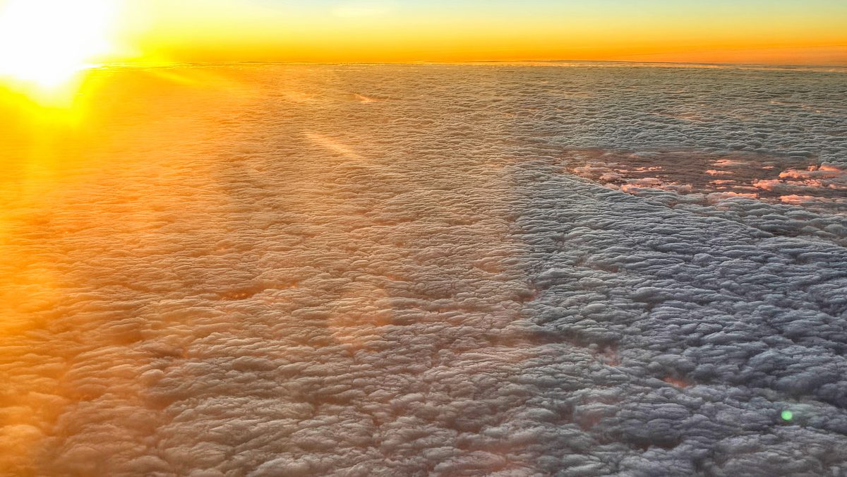 Fotografia del cielo di Roberto Spateri &mdash; In volo sul mar Cinese Orientale, 27 ottobre 2025.