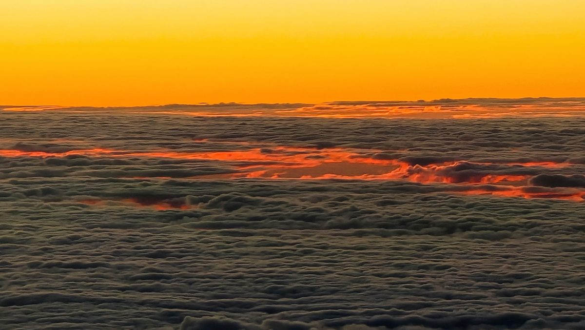Fotografia del cielo di Roberto Spateri &mdash; In volo sul mar Cinese Orientale, 27 ottobre 2025.