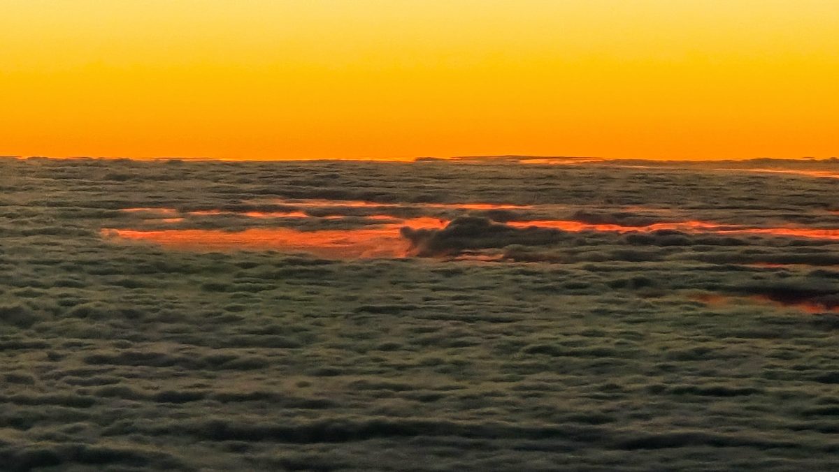 Fotografia del cielo di Roberto Spateri &mdash; In volo sul mar Cinese Orientale, 27 ottobre 2025.