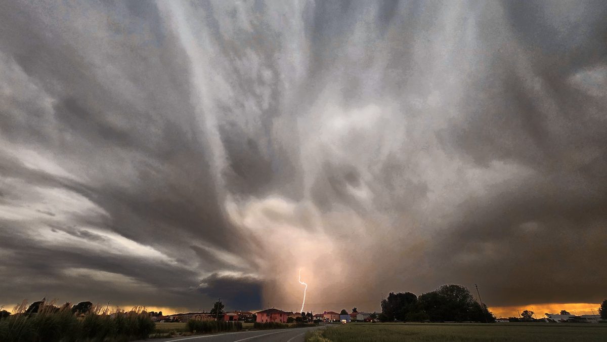 Fotografia del cielo di Roberto Spateri &mdash; Cameri (Novara), 14 maggio 2026.